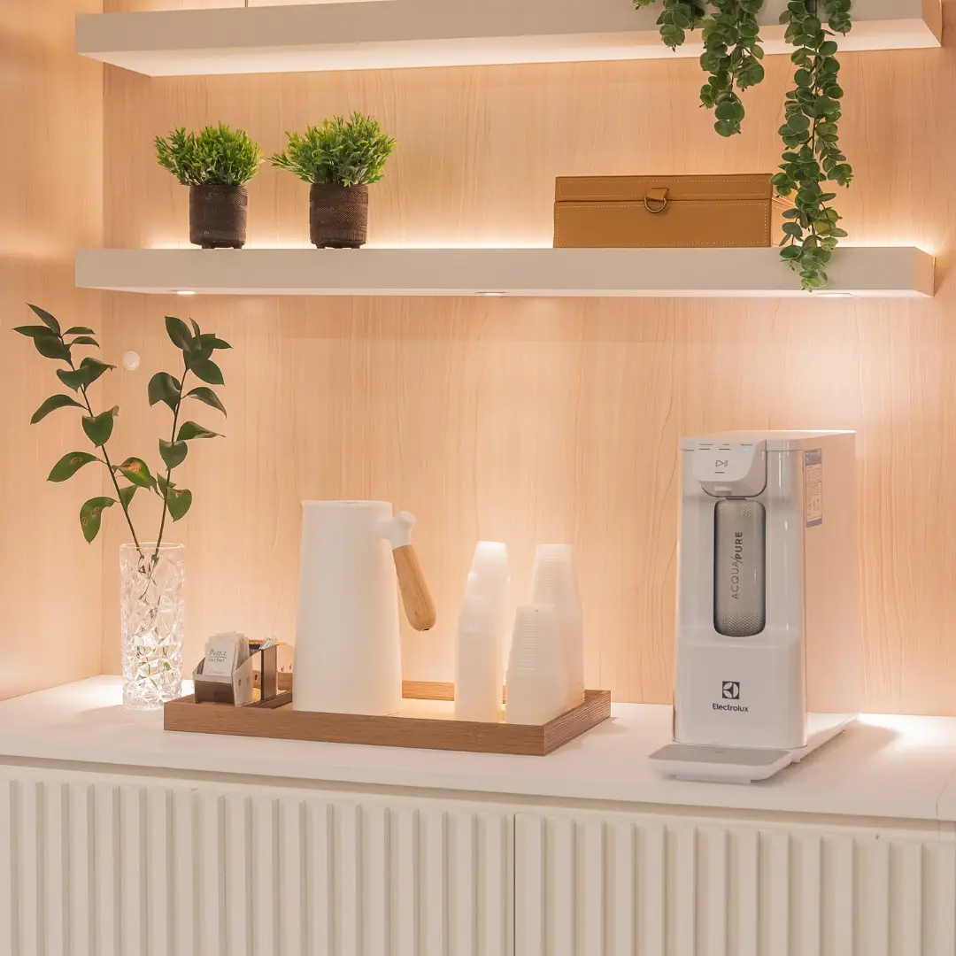 Espaço interno iluminado com decoração na LigBem